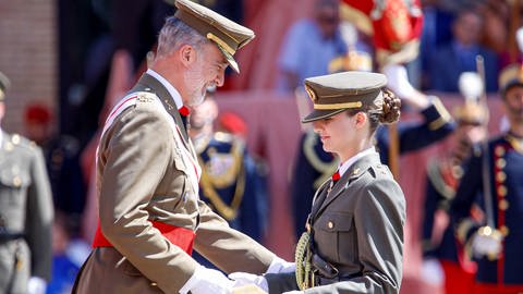 links steht lächelnd König Felipe in Uniform und überreicht seiner Tochter, die rechts in Uniform steht, eine Urkunde (Foto: picture-alliance / Reportdienste, Picture Alliance) links steht lächelnd König Felipe in Uniform und überreicht seiner Tochter, die rechts in Uniform steht, eine Urkunde