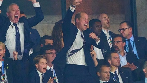 Prinz William und sein Sohn jubeln beim EM-Finale über das Tor der englischen Mannschaft. (Foto: picture-alliance / Reportdienste, Peter Schatz) Prinz William und sein Sohn jubeln beim EM-Finale über das Tor der englischen Mannschaft.
