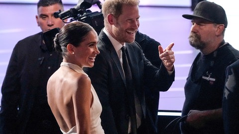 Prinz Harry und seine Frau Meghan bei den ESPY Awards im Dolby Theatre in Los Angeles. (Foto: picture-alliance / Reportdienste, dpa/AP | Mark J. Terrill) Prinz Harry und seine Frau Meghan bei den ESPY Awards im Dolby Theatre in Los Angeles.