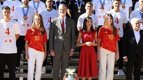 Die spanische Königsfamilie empfängt und posiert mit der spanischen Fußball-Nationalmannschaft nach deren EM-Sieg. Die Prinzessinnen Leonor und Sofia, sowie König Felipe und Königin Letizia stehen dabei in der Mitte direkt hinter dem Pokal. Um sie herum steht die Fußballmannschaft. (Foto: picture-alliance / Reportdienste, picture alliance/dpa/Europapress | Jose Oliva) Die spanische Königsfamilie empfängt und posiert mit der spanischen Fußball-Nationalmannschaft nach deren EM-Sieg. Die Prinzessinnen Leonor und Sofia, sowie König Felipe und Königin Letizia stehen dabei in der Mitte direkt hinter dem Pokal. Um sie herum steht die Fußballmannschaft.