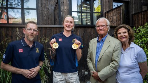 Jakob Forssmed, der schwedische Sportminister, König Carl Gustaf und Königin Silvia von Schweden posieren für ein Foto mit Sarah Sjöström von der schwedischen Wassersportnationalmannschaft. (Foto: picture-alliance / Reportdienste, BILDBYRÅN | JOHANNA SÄLL) Jakob Forssmed, der schwedische Sportminister, König Carl Gustaf und Königin Silvia von Schweden posieren für ein Foto mit Sarah Sjöström von der schwedischen Wassersportnationalmannschaft.