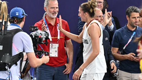 König Felipe von Spanien klatscht bei den Olympischen Spielen eine deutsche Spielerin beim 3x3 Basketball ab. (Foto: picture-alliance / Reportdienste, abaca | Zabulon Laurent/ABACA) König Felipe von Spanien klatscht bei den Olympischen Spielen eine deutsche Spielerin beim 3x3 Basketball ab.