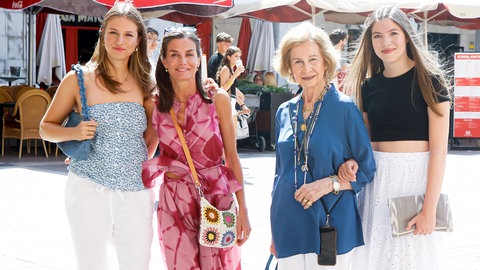 Drei Generationen im Mallorca-Urlaub: Königin Letizia von Spanien,ihre Schwiegermutter Prinzessin Sofia und die Prinzessinnen Leonor und Sofia. (Foto: picture-alliance / Reportdienste, abaca | Andrews Archie/ABACA) Drei Generationen im Mallorca-Urlaub: Königin Letizia von Spanien,ihre Schwiegermutter Prinzessin Sofia und die Prinzessinnen Leonor und Sofia.