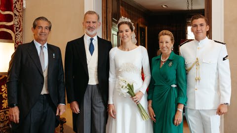 Die Braut Victoria López-Quesada mit König Felipe, ihren Eltern und ihrem Bruder. (Foto: picture-alliance / Reportdienste, picture alliance / PPE | PPE) Die Braut Victoria López-Quesada mit König Felipe, ihren Eltern und ihrem Bruder.