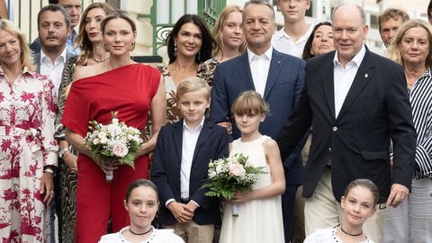 Gruppenfoto beim traditionellen Picknick "U Cavagnetu" mit den Ehrengästen Fürst Albert, Fürstin Charlène und ihre Kinder. (Foto: picture-alliance / Reportdienste, picture alliance / abaca | Niviere David/ABACAPRESS.COM) Gruppenfoto beim traditionellen Picknick "U Cavagnetu" mit den Ehrengästen Fürst Albert, Fürstin Charlène und ihre Kinder.