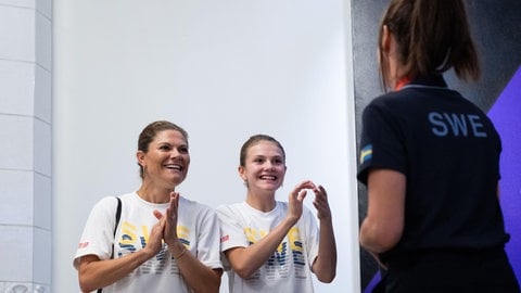 Kronprinzessin Victoria und Prinzessin Estelle von Schweden mit Anna Beck während einer Medaillenfeier in der schwedischen Botschaft. (Foto: picture-alliance / Reportdienste, picture alliance / BILDBYRÅN | EMMA WALLSKOG) Kronprinzessin Victoria und Prinzessin Estelle von Schweden mit Anna Beck während einer Medaillenfeier in der schwedischen Botschaft.