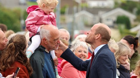 William, Prince of Wales, trifft nach einem Besuch in der Swiss Valley Community Primary School in Llanelli, Carmarthenshire, mit den Schülern zusammen, die am Urdd Eisteddfod 2024 teilgenommen haben. (Foto: dpa Bildfunk, Picture Alliance) William, Prince of Wales, trifft nach einem Besuch in der Swiss Valley Community Primary School in Llanelli, Carmarthenshire, mit den Schülern zusammen, die am Urdd Eisteddfod 2024 teilgenommen haben.