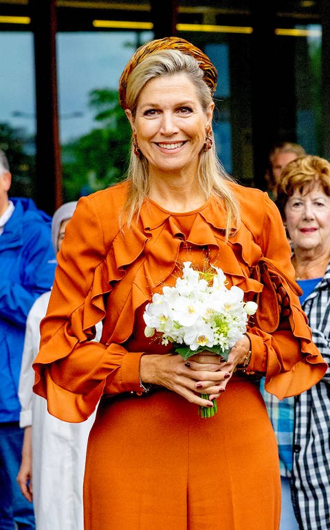 Königin Maxima trägt einen herbstlichen Look bei der Eröffnung der neuen Ambulanz der niederländischen Endometrioseklinik im Reiner de Graaf Krankenhaus und trägt einen Blumenstrauß aus weißen Blumen. (Foto: picture-alliance / Reportdienste, picture alliance / Royal Press Europe | Albert Nieboer) Königin Maxima trägt einen herbstlichen Look bei der Eröffnung der neuen Ambulanz der niederländischen Endometrioseklinik im Reiner de Graaf Krankenhaus und trägt einen Blumenstrauß aus weißen Blumen.
