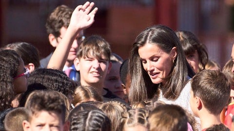 Die Madrider Königin Letizia nimmt an der Eröffnung des Schuljahres 20242025 an der Schule CEIP Maestra Placida Herranz in Azuqueca de Henares (Guadalajara) teil und steht in einer Kindermenge. (Foto: picture-alliance / Reportdienste, picture alliance / PPE | PPE) Die Madrider Königin Letizia nimmt an der Eröffnung des Schuljahres 20242025 an der Schule CEIP Maestra Placida Herranz in Azuqueca de Henares (Guadalajara) teil und steht in einer Kindermenge.