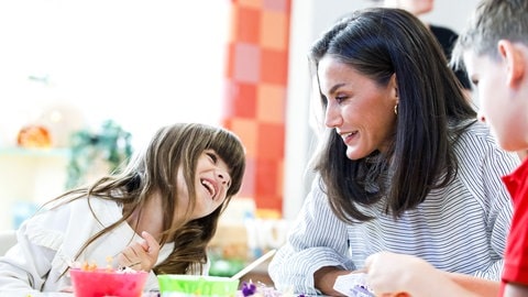 Königin Letizia sitzt neben einem Mädchen mit dunklen Haaren und lacht mit ihr. Letizia von Spanien nahm an der Eröffnung des Schuljahres 204425 in der Schule Placida Herranz am 11. September 2024 in Azuqueca de Henares in der Nähe von Guadalajara, Spanien, teil. (Foto: picture-alliance / Reportdienste, picture alliance / abaca | Andrews Archie/ABACA) Königin Letizia sitzt neben einem Mädchen mit dunklen Haaren und lacht mit ihr. Letizia von Spanien nahm an der Eröffnung des Schuljahres 204425 in der Schule Placida Herranz am 11. September 2024 in Azuqueca de Henares in der Nähe von Guadalajara, Spanien, teil.