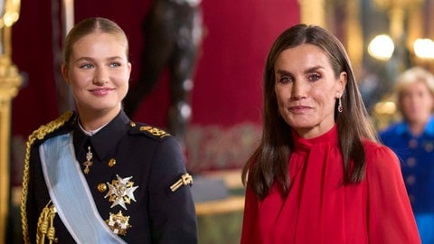 Königin Letizia von Spanien trägt ihr dunkles Haar offen und ein schickes rotes Kleid. Neben ihr läuft ihre Tochter in Militäruniform und streng zurückgebundenem Zopf, denn die Thronfolgerin Leonor von Spanien macht derzeit eine Ausbildung beim Spanischen Militär. (Foto: picture-alliance / Reportdienste, picture alliance / PPE | PPE) Königin Letizia von Spanien trägt ihr dunkles Haar offen und ein schickes rotes Kleid. Neben ihr läuft ihre Tochter in Militäruniform und streng zurückgebundenem Zopf, denn die Thronfolgerin Leonor von Spanien macht derzeit eine Ausbildung beim Spanischen Militär.
