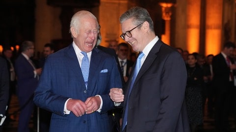 König Charles und Premier-Minister Keir Starmer lachen herzhaft zusammen bei einem Treffen mit Wirschaftsvertretern in der St. Paul's Cathedral in London. (Foto: picture-alliance / Reportdienste, picture alliance / empics | Lucy North) König Charles und Premier-Minister Keir Starmer lachen herzhaft zusammen bei einem Treffen mit Wirschaftsvertretern in der St. Paul's Cathedral in London.