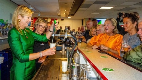 Königin Máxima zapft Bier bei ihrem Besuch der niederländischen Gemeinde Klaaswaal. (Foto: picture-alliance / Reportdienste, picture alliance / Royal Press Europe | Albert Nieboer) Königin Máxima zapft Bier bei ihrem Besuch der niederländischen Gemeinde Klaaswaal.