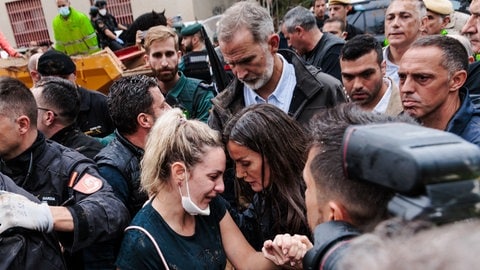 König Felipe VI. und Königin Letizia von Spanien sprechen bei ihrem Besuch in einem von den Überschwemmungen betroffenen Gebiet in Spanien mit Menschen. (Foto: picture-alliance / Reportdienste, dpa/EUROPA PRESS | Carlos Luján) König Felipe VI. und Königin Letizia von Spanien sprechen bei ihrem Besuch in einem von den Überschwemmungen betroffenen Gebiet in Spanien mit Menschen.