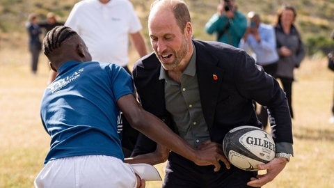 Prinz William spielt auf seiner Südafrika-Reise mit Schülern Rugby. (Foto: IMAGO, Aaron Chown) Prinz William spielt auf seiner Südafrika-Reise mit Schülern Rugby.