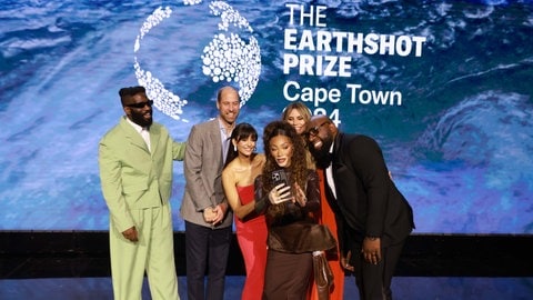 Das Model Winnie Harlow macht bei der Earthshot-Prize-Verleihung ein Selfie mit Prinz William, Heidi Klumund anderen Prominenten. (Foto: picture-alliance / Reportdienste, empics | Ian Vogler/Daily Mirror) Das Model Winnie Harlow macht bei der Earthshot-Prize-Verleihung ein Selfie mit Prinz William, Heidi Klumund anderen Prominenten.