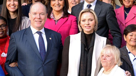 Fürst Albert und Fürstin Charlene von Monaco nehmen an der Geschenkverteilung des Roten Kreuzes in Monaco teil. (Foto: picture-alliance / Reportdienste, picture alliance / abaca | Pool/ABACA) Fürst Albert und Fürstin Charlene von Monaco nehmen an der Geschenkverteilung des Roten Kreuzes in Monaco teil.