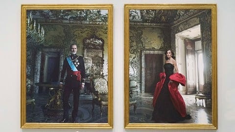 Fotografin Annie Leibovitz hat König Felipe und Königin Letizia von Spanien vor prunkvoller Kulisse tempramentvoll in Szene gesetzt. (Foto: picture-alliance / Reportdienste, picture alliance / PPE | PPE) Fotografin Annie Leibovitz hat König Felipe und Königin Letizia von Spanien vor prunkvoller Kulisse tempramentvoll in Szene gesetzt.