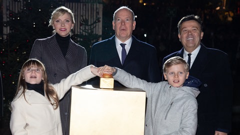 Monacos fürstliche Zwillinge Prinzessin Gabriella und Prinz Jacques schalten auf dem Place du Casino in Monte Carlo die Weihnachtsbeleuchtung an, ihre Eltern Fürstin Charlène und Fürst Albert freuen sich und staunen. (Foto: picture-alliance / Reportdienste, ABACA) Monacos fürstliche Zwillinge Prinzessin Gabriella und Prinz Jacques schalten auf dem Place du Casino in Monte Carlo die Weihnachtsbeleuchtung an, ihre Eltern Fürstin Charlène und Fürst Albert freuen sich und staunen.