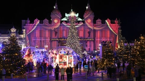 Der weihnachtlich beleuchtete Place du Casino in Monte Carlo (Foto: IMAGO, Starface) Der weihnachtlich beleuchtete Place du Casino in Monte Carlo