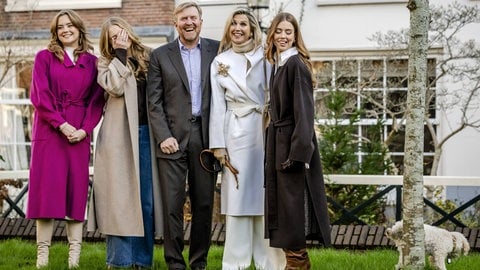 Zwischenfall beim Familienfotoshooting: Während die niederländischen Royals in Amsterdam für Aufnahmen posieren, pinkelt Familienhund Mambo an einen Baum. (Foto: IMAGO, ANP) Zwischenfall beim Familienfotoshooting: Während die niederländischen Royals in Amsterdam für Aufnahmen posieren, pinkelt Familienhund Mambo an einen Baum.