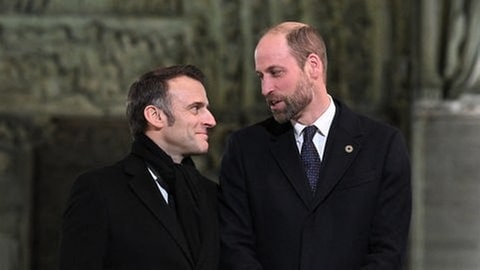 Print William (Mitte) scherzt mit dem französischen Präsidenten Emmanuel Macron und dessen Frau Brigitte vor dem Portal der frisch sanierten Kathedrale Notre Dame in Paris. (Foto: picture-alliance / Reportdienste, picture alliance / abaca | Blondet Eliot/ABACA) Print William (Mitte) scherzt mit dem französischen Präsidenten Emmanuel Macron und dessen Frau Brigitte vor dem Portal der frisch sanierten Kathedrale Notre Dame in Paris.