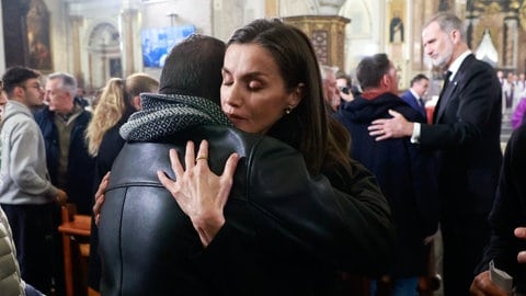 Königin Letizia und König Felipe von Spanien nehmen in der Kathedrale von Valencia an einem Trauergottesdienst für die Todesopfer des verheerenden Unwetters stattfindet. (Foto: picture-alliance / Reportdienste, picture alliance / PPE | PPE) Königin Letizia und König Felipe von Spanien nehmen in der Kathedrale von Valencia an einem Trauergottesdienst für die Todesopfer des verheerenden Unwetters stattfindet.