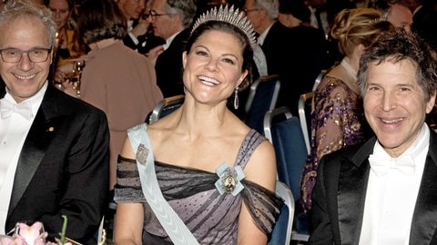 Prinzessin Victoria von Schweden sitzt beim Bankett in Stockholm zusammen mit dem US-Biochemiker David Baker (rechts). Er hat den Nobelpreis für Chemie 2024 erhalten. (Foto: picture-alliance / Reportdienste, picture alliance / abaca | Niviere David/ABACAPRESS.COM) Prinzessin Victoria von Schweden sitzt beim Bankett in Stockholm zusammen mit dem US-Biochemiker David Baker (rechts). Er hat den Nobelpreis für Chemie 2024 erhalten.