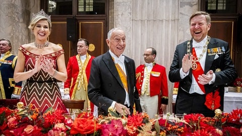 Königin Maxima und König Willem-Alexander der Niederlande zeigten sich gut gelaunt beim Staatsbankett mit dem portugiesischen Präsidenten Marcelo Rebelo de Sousa. (Foto: picture-alliance / Reportdienste, picture alliance / Royal Press Europe | Albert Nieboer) Königin Maxima und König Willem-Alexander der Niederlande zeigten sich gut gelaunt beim Staatsbankett mit dem portugiesischen Präsidenten Marcelo Rebelo de Sousa.