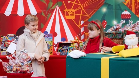 Prinzessin Gabriella und Prinz Jacques von Monaco verteilen im Hof des Fürstenpalastes traditionelle Weihnachtsgeschenke an monegassische Kinder und stehen in weihnachtlicher Kulisse. Gabriella hält ein Glöckchen. (Foto: IMAGO, IMAGO / Starface) Prinzessin Gabriella und Prinz Jacques von Monaco verteilen im Hof des Fürstenpalastes traditionelle Weihnachtsgeschenke an monegassische Kinder und stehen in weihnachtlicher Kulisse. Gabriella hält ein Glöckchen.