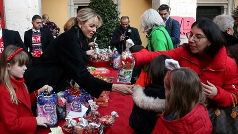 Weihnachtsfeier für monegassische Kinder im Ehrenhof des Fürstenpalastes in Anwesenheit der fürstlichen Familie von Monaco - Prinzessin Charlene und Prinzessin Gabriella Monaco verteilen Geschenke. (Foto: picture-alliance / Reportdienste, picture alliance/dpa/MAXPPP | Jean François Ottonello) Weihnachtsfeier für monegassische Kinder im Ehrenhof des Fürstenpalastes in Anwesenheit der fürstlichen Familie von Monaco - Prinzessin Charlene und Prinzessin Gabriella Monaco verteilen Geschenke.