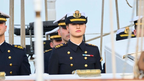 Antreten in Cadiz: Prinzessin Leonor von Spanien ist nun an Bord der "Juan Sebastian de El Cano" für eine sechsmonatige Reise im Rahmen ihrer Marineausbildung. Bis Juli soll sie unterwegs sein. (Foto: picture-alliance / Reportdienste, picture alliance / abaca | Andrews Archie/ABACA) Antreten in Cadiz: Prinzessin Leonor von Spanien ist nun an Bord der "Juan Sebastian de El Cano" für eine sechsmonatige Reise im Rahmen ihrer Marineausbildung. Bis Juli soll sie unterwegs sein.