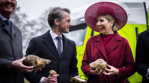 Königin Máxima hält lachend eine Zuckerrübe in den Händen (Foto: IMAGO, IMAGO / Agencia EFE) Königin Máxima hält lachend eine Zuckerrübe in den Händen
