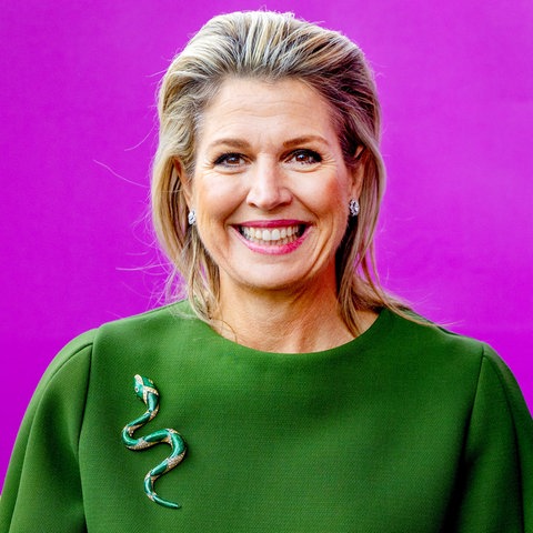 Königin Máxima trägt einen grünen Pulli auf der eine Schlange abgebildet ist. (Foto: picture-alliance / Reportdienste, picture alliance / Royal Press Europe | Albert Nieboer) Königin Máxima trägt einen grünen Pulli auf der eine Schlange abgebildet ist.