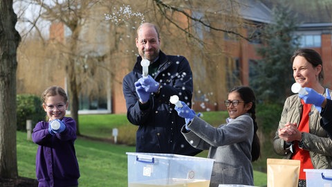 Prinz William, Prince of Wales, agiert mit Schulkindern während er das Biologiedatenverarbeitungs-Unternehmen NatureMetrics besucht. Das Unternehmen war Finalist im Jahr 2024, des von William ins Leben gerufenen Earthshot-Preises. Das Unternehmen misst mithilfe von eDNA-Technologie die Auswirkungen auf Natur und Ökosysteme und fördert den Erhalt der Biodiversität. (Foto: dpa Bildfunk, Picture Alliance) Prinz William, Prince of Wales, agiert mit Schulkindern während er das Biologiedatenverarbeitungs-Unternehmen NatureMetrics besucht. Das Unternehmen war Finalist im Jahr 2024, des von William ins Leben gerufenen Earthshot-Preises. Das Unternehmen misst mithilfe von eDNA-Technologie die Auswirkungen auf Natur und Ökosysteme und fördert den Erhalt der Biodiversität.