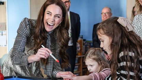 Prinzessin Kate und Kinder lachen und malen zusammen in einem Hospiz. (Foto: picture-alliance / Reportdienste, picture alliance/dpa/PA Wire | Richard Pohle/The Times) Prinzessin Kate und Kinder lachen und malen zusammen in einem Hospiz.