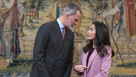 Blickwechsel zwischen König Felipe und Königin Letizia während der Jahresversammlung des Kuratoriums des Instituto Cervantes. (Foto: picture-alliance / Reportdienste, picture alliance / abaca | Europa Press/ABACA) Blickwechsel zwischen König Felipe und Königin Letizia während der Jahresversammlung des Kuratoriums des Instituto Cervantes.