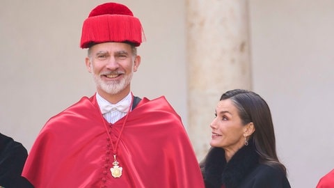 Madrid Königin Letizia und König Felipe nehmen an einer Zeremonie teil, bei der ihm die Ehrendoktorwürde der Universität Alcala in Alcala de Henares, Madrid, verliehen wird. Er trägt einen roten Umhang, sie einen schwarzen Mantel. (Foto: picture-alliance / Reportdienste, picture alliance / PPE | PPE) Madrid Königin Letizia und König Felipe nehmen an einer Zeremonie teil, bei der ihm die Ehrendoktorwürde der Universität Alcala in Alcala de Henares, Madrid, verliehen wird. Er trägt einen roten Umhang, sie einen schwarzen Mantel.