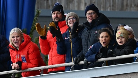 Prinzessin Mette-Marit (l-r) und Prinz Haakon von Norwegen verfolgen mit Prinzessin Victoria von Schweden (2.v.r.), Prinz Daniel, sowie deren Kindern Prinzessin Estelle und Prinz Oscar ein Langlaufrennen bei der Ski-WM. (Foto: picture-alliance / Reportdienste, dpa | Hendrik Schmidt) Prinzessin Mette-Marit (l-r) und Prinz Haakon von Norwegen verfolgen mit Prinzessin Victoria von Schweden (2.v.r.), Prinz Daniel, sowie deren Kindern Prinzessin Estelle und Prinz Oscar ein Langlaufrennen bei der Ski-WM.
