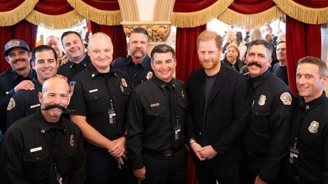 Prinz Harry hat in Santa Barbara ein Benefizkonzert besucht, das Spenden für die Betroffenen der Waldbrände in L.A. einsammelt. (Foto: IMAGO, JERRY PEREZ/ Avalonx) Prinz Harry hat in Santa Barbara ein Benefizkonzert besucht, das Spenden für die Betroffenen der Waldbrände in L.A. einsammelt.