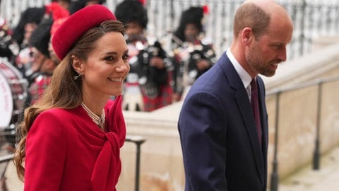 Die britische Prinzessin Kate von Wales in rotem Kleid und rotem Hut und Prinz William in blauem Anzug beim jährlichen Gottesdienst zum Commonwealth Day in der Westminster Abbey in London. (Foto: dpa Bildfunk, Picture Alliance) Die britische Prinzessin Kate von Wales in rotem Kleid und rotem Hut und Prinz William in blauem Anzug beim jährlichen Gottesdienst zum Commonwealth Day in der Westminster Abbey in London.