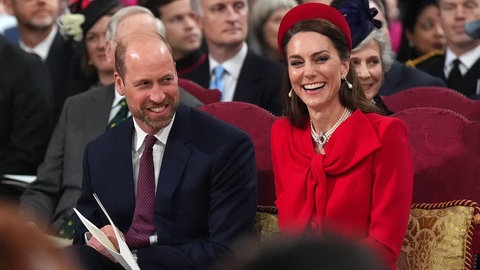 Die britische Prinzessin Kate von Wales lacht im roten Kleid und rotem Hut. Prinz William steht in blauem Anzug beim jährlichen Gottesdienst zum Commonwealth Day in der Westminster Abbey in London neben ihr. (Foto: IMAGO, IMAGO / Spotlight Royal) Die britische Prinzessin Kate von Wales lacht im roten Kleid und rotem Hut. Prinz William steht in blauem Anzug beim jährlichen Gottesdienst zum Commonwealth Day in der Westminster Abbey in London neben ihr.
