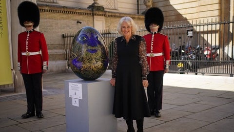 Königin Camilla vor dem Buckingham-Palast mit dem grünen "Humpty-Dumpty"-Ei (Foto: IMAGO, IMAGO / i Images) Königin Camilla vor dem Buckingham-Palast mit dem grünen "Humpty-Dumpty"-Ei