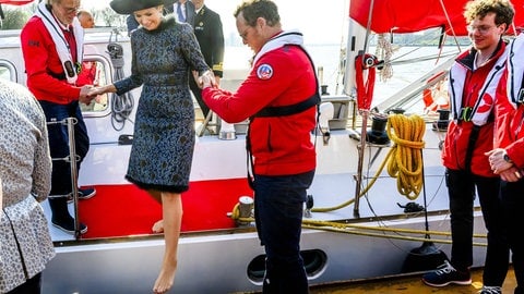 Königin Máxima barfuß auf dem Schiff (Foto: IMAGO, IMAGO / ABACAPRESS) Königin Máxima barfuß auf dem Schiff