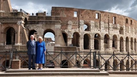 König Charles und Königin Camilla stehen vor dem Kolosseum in Rom. (Foto: picture-alliance / Reportdienste, picture alliance/dpa/PA Wire | Phil Noble) König Charles und Königin Camilla stehen vor dem Kolosseum in Rom.