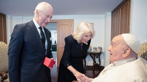 König Charles und Königin Camilla treffen den gesundheitlich angeschlagenen Papst Franziskus im Vatikan. (Foto: picture-alliance / Reportdienste, picture alliance/dpa/Vatican Media | -) König Charles und Königin Camilla treffen den gesundheitlich angeschlagenen Papst Franziskus im Vatikan.