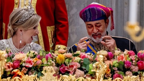 Königin Maxima unterhält sich mit Sultan Haitham bin Tarik aus Oman. (Foto: picture-alliance / Reportdienste, Royal Press Europe | Albert Nieboer) Königin Maxima unterhält sich mit Sultan Haitham bin Tarik aus Oman.