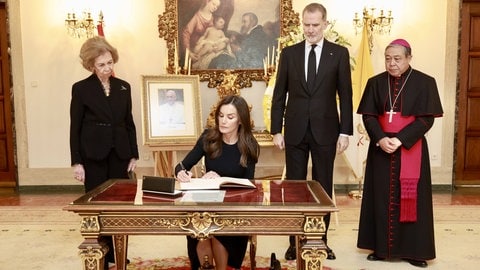 König Felipe VI., Königin Letizia und die ehemalige Königin Sofía von Griechenland nehmen in Madrid an der Unterzeichnung des Kondolenzbuchs zum Tod von Papst Franziskus teil. (Foto: picture-alliance / Reportdienste, picture alliance / SIPA | CORDOBA) König Felipe VI., Königin Letizia und die ehemalige Königin Sofía von Griechenland nehmen in Madrid an der Unterzeichnung des Kondolenzbuchs zum Tod von Papst Franziskus teil.