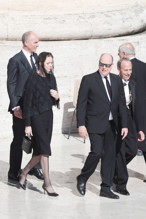 Fürst Albert von Monaco und Fürstin Charlène nahmen in Rom Abschied von Papst Franziskus. (Foto: picture-alliance / Reportdienste, abaca | Iacobucci Marco/IPA/ABACA) Fürst Albert von Monaco und Fürstin Charlène nahmen in Rom Abschied von Papst Franziskus.