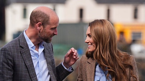 Prinzessin Kate und Prinz William blicken sich an, wie ein frisch verliebtes Paar. (Foto: dpa Bildfunk, picture alliance/dpa/PA | Aaron Chown) Prinzessin Kate und Prinz William blicken sich an, wie ein frisch verliebtes Paar.